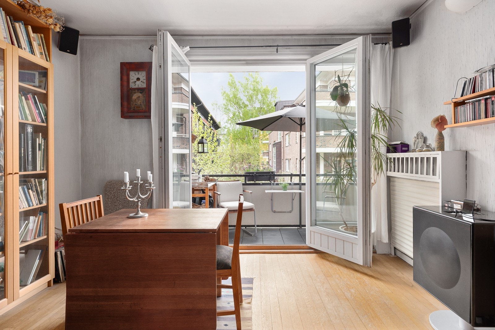 Leiligheten og balkongen vender i sin helhet inn mot en rolig og grønn bakhage Galleribilde