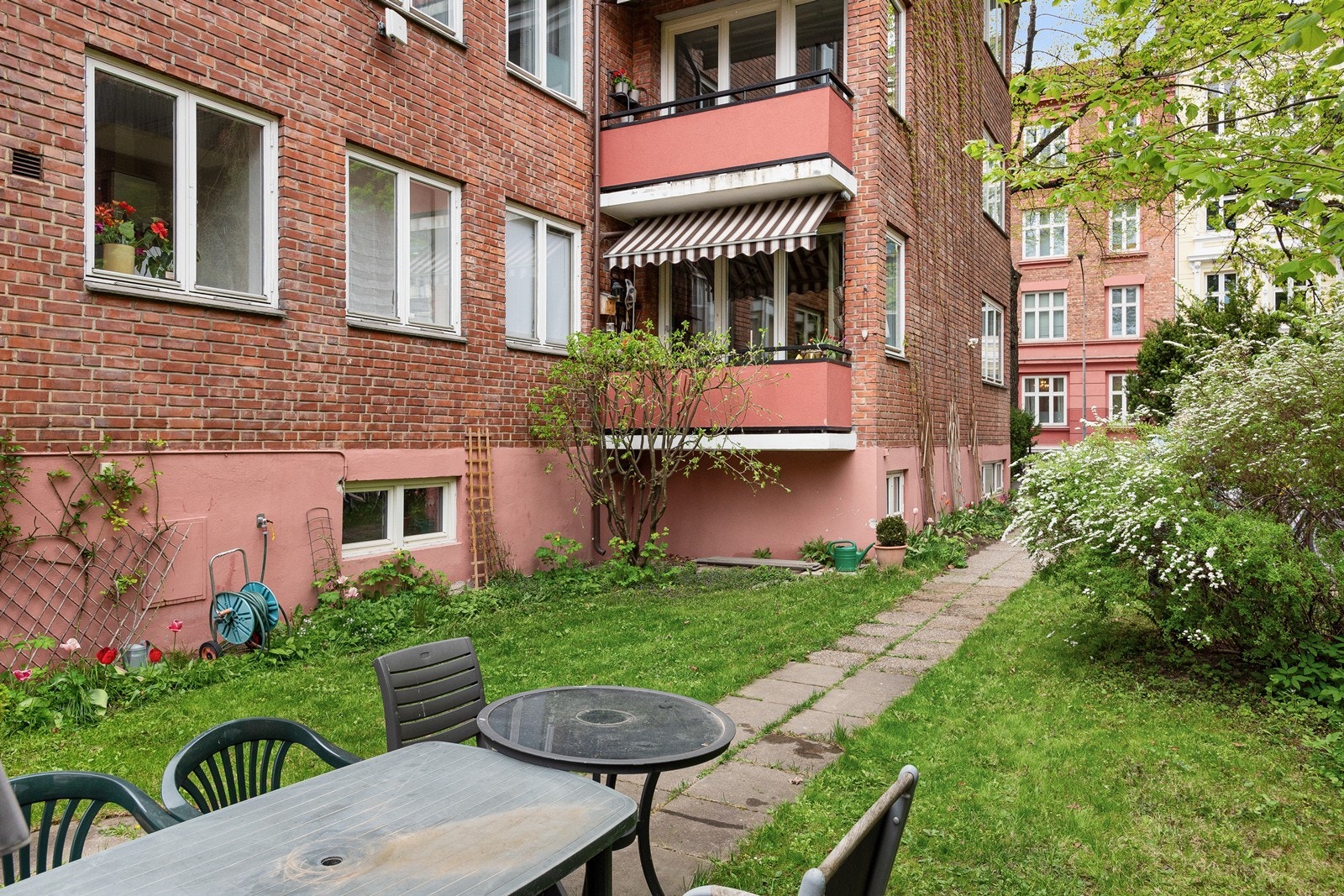 Felles hage med sittegruppe og plen Galleribilde