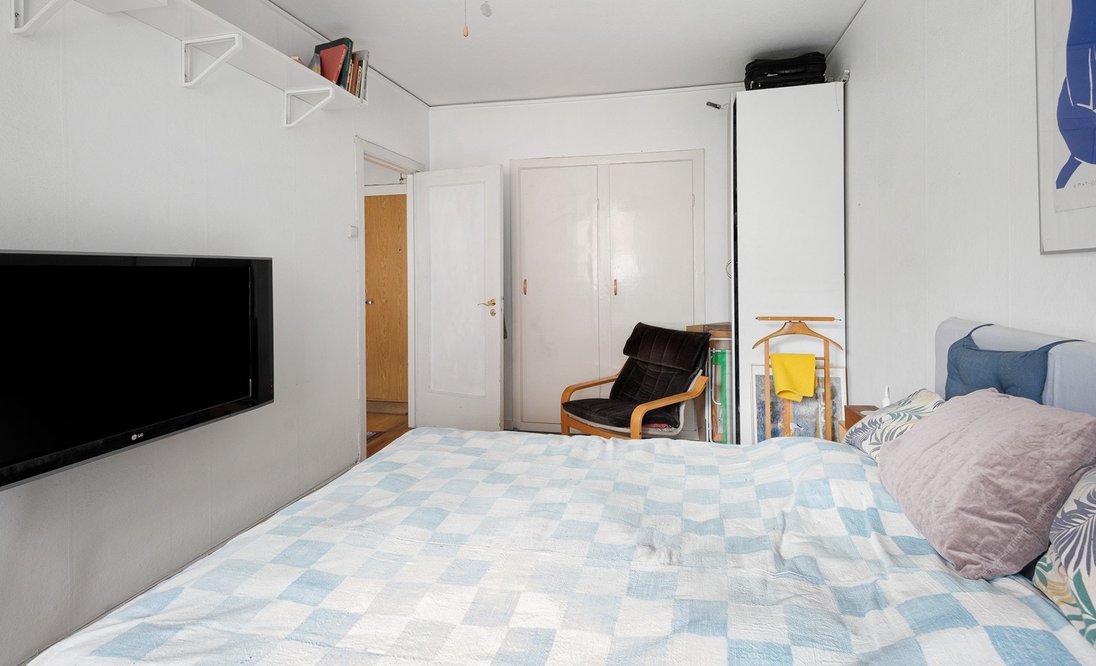 Det er godt med plass til oppbevaring i garderobeskapet Galleribilde