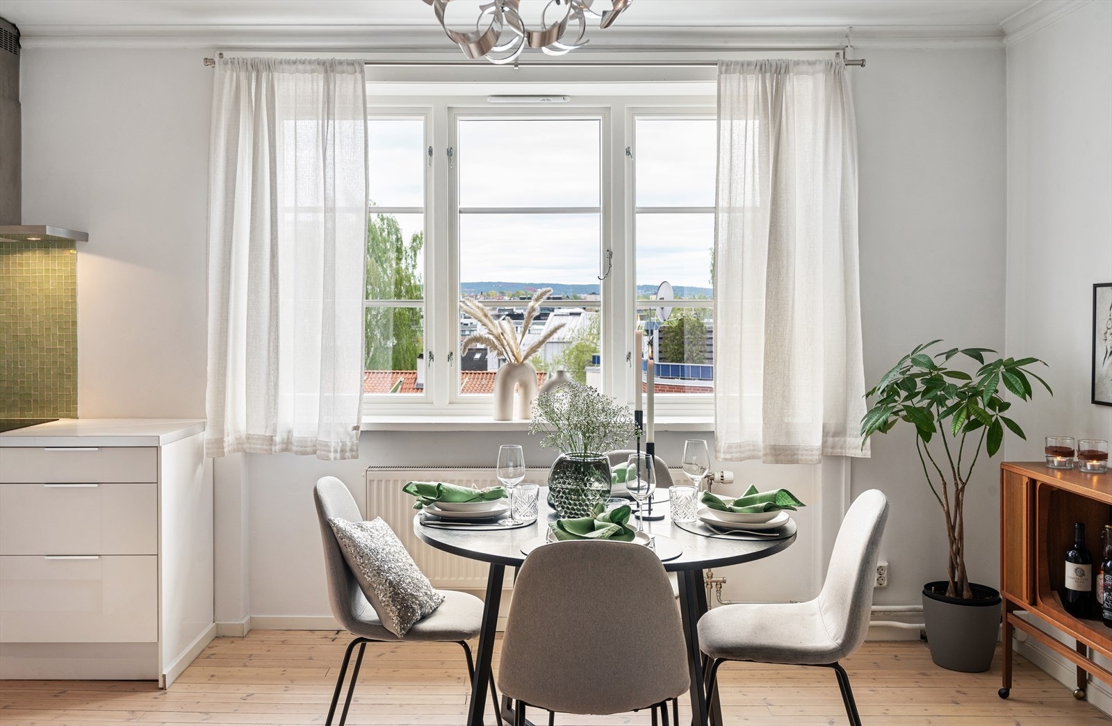 Leiligheten ligger i 4. etasje med en flott utsikt utover nærområdet. Galleribilde
