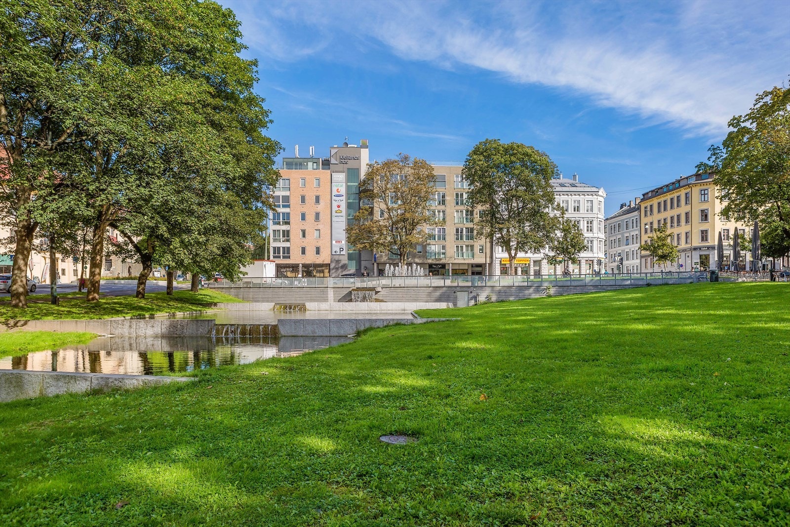 Boligen ligger også nær flotte park- og grøntområder som f.eks. Iladalen park og St. Hanshaugen, samt Birkelunden med et yrende folkeliv, arrangementer og konserter om sommeren. Galleribilde
