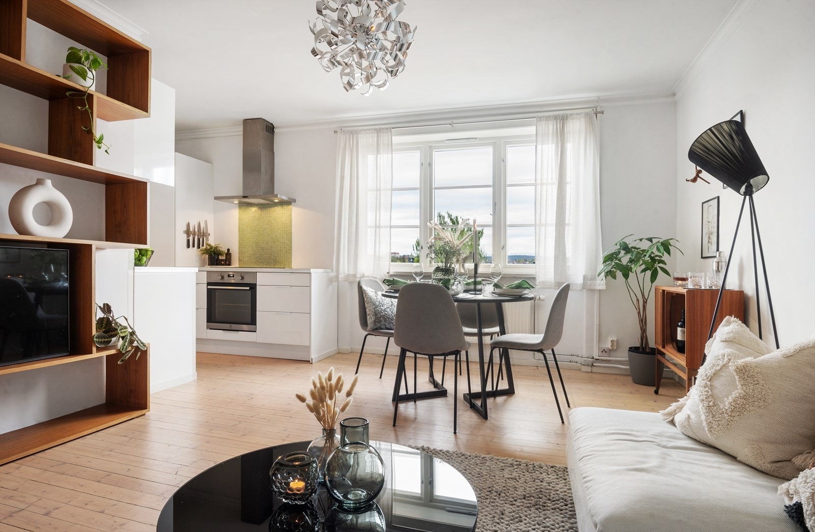 Stuen er av god størrelse, med plass til både en spise- og sittegruppe, samt annet ønskelig interiør. Galleribilde