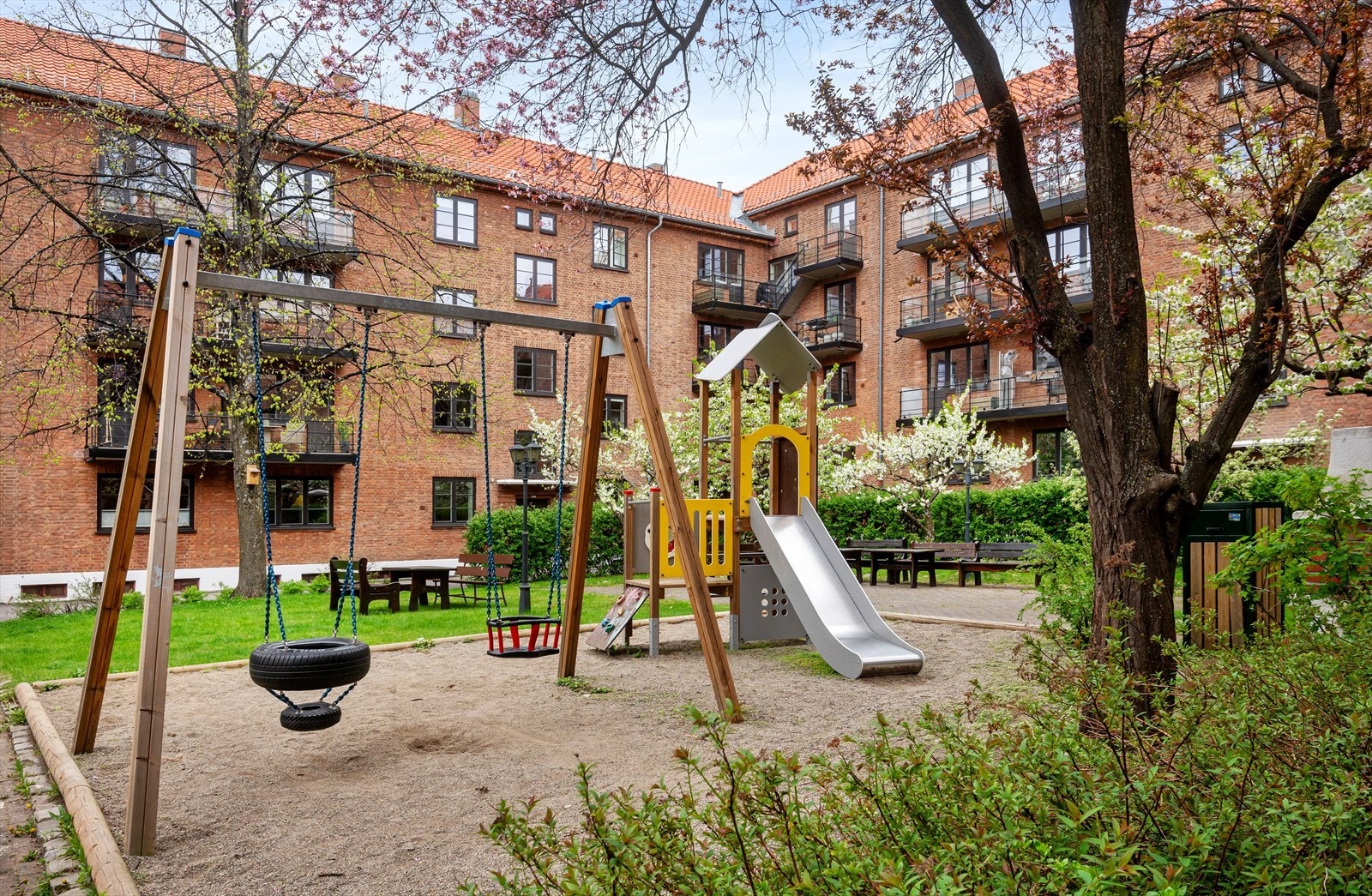 Borettslaget har en pent opparbeidet og hyggelig bakgård hvor man kan nyte solrike dager. Galleribilde