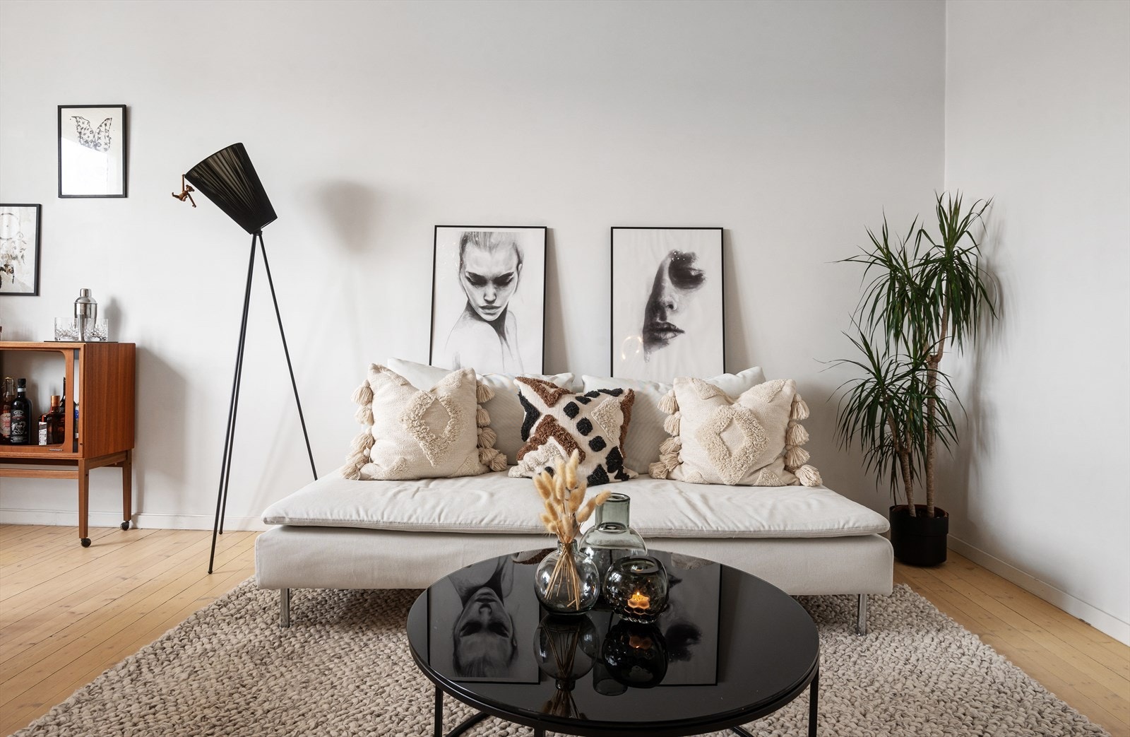 Leiligheten har et helhetlig pent preg, med rene overflater og et flott originalt tregulv. Galleribilde