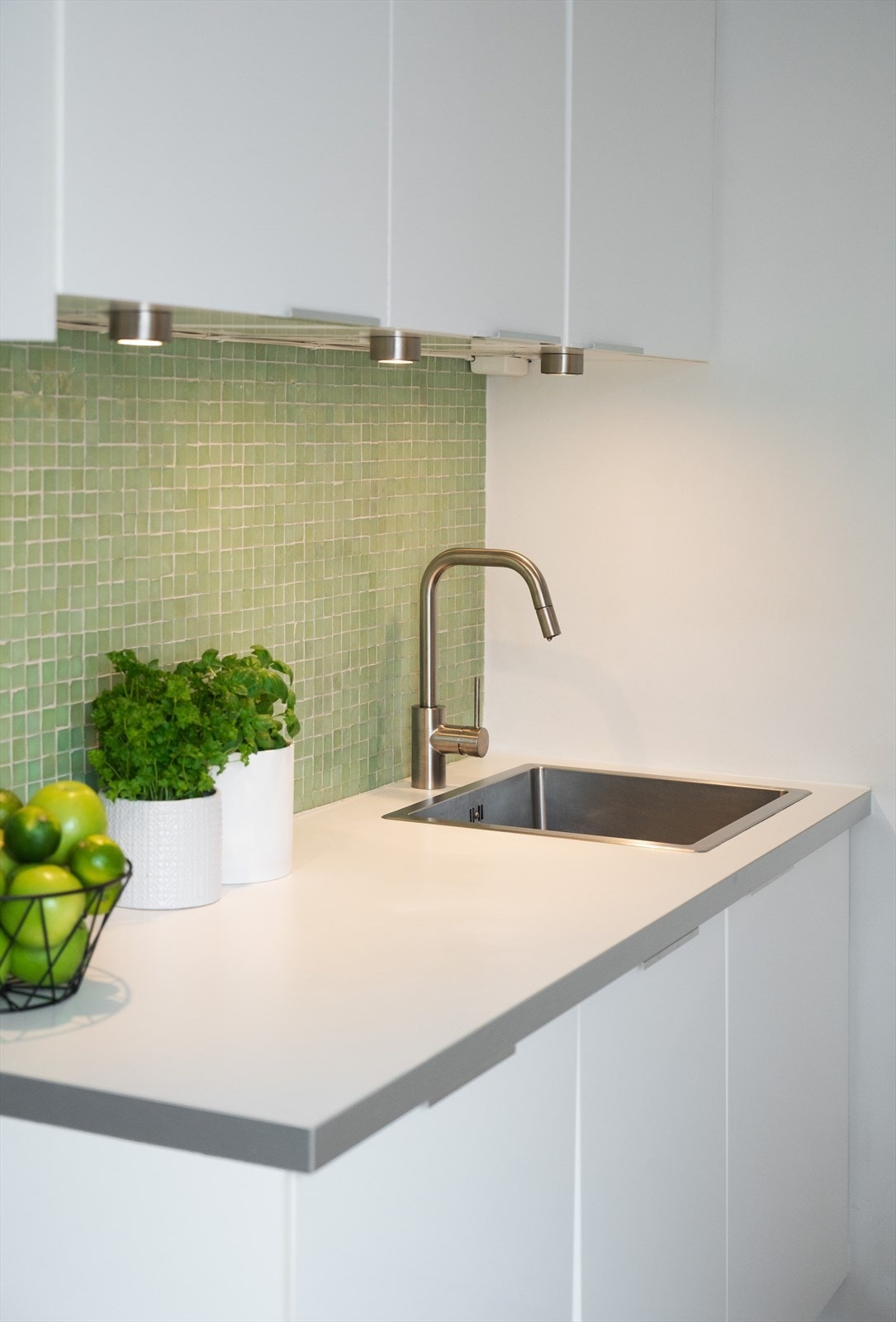Kjøkkenet er utstyrt med platetopp, kum med ettgreps blandebatteri, ventilator, kjøl/fryseskap, ovn og oppvaskmaskin. Galleribilde