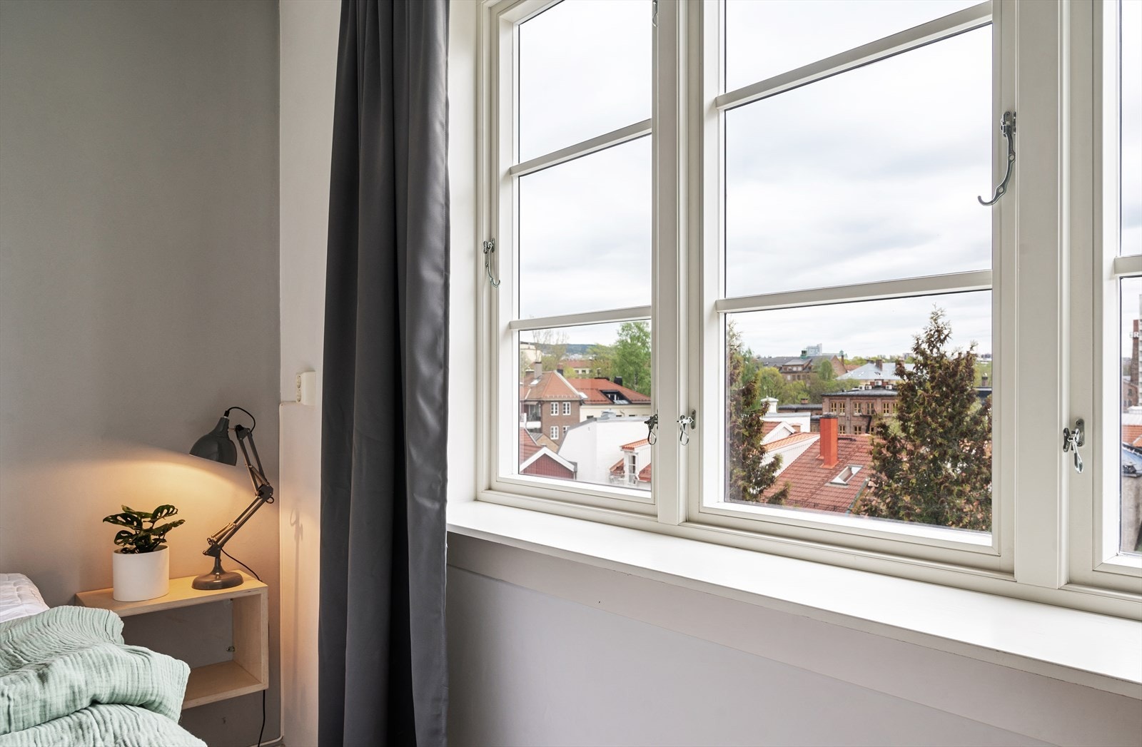 Fra soveromsvinduet er det et hyggelig utsyn utover småhusbebyggelsen i nabolaget. Galleribilde