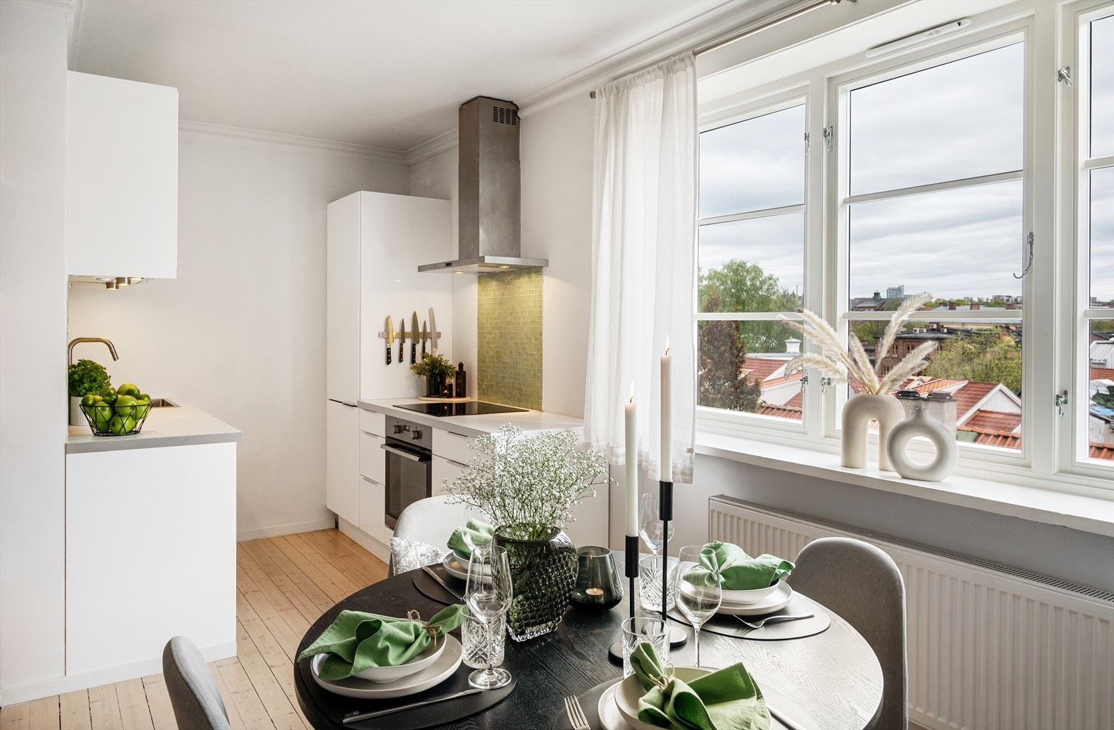 De store vindusflatene leiligheten byr på gjør rommet lyst og innbydende. Galleribilde