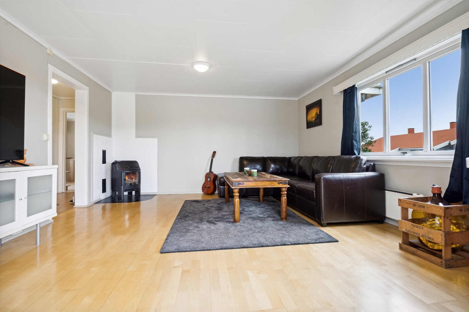 De store vinduene i stuen gir godt med naturlig lys inn i rommet. Galleribilde