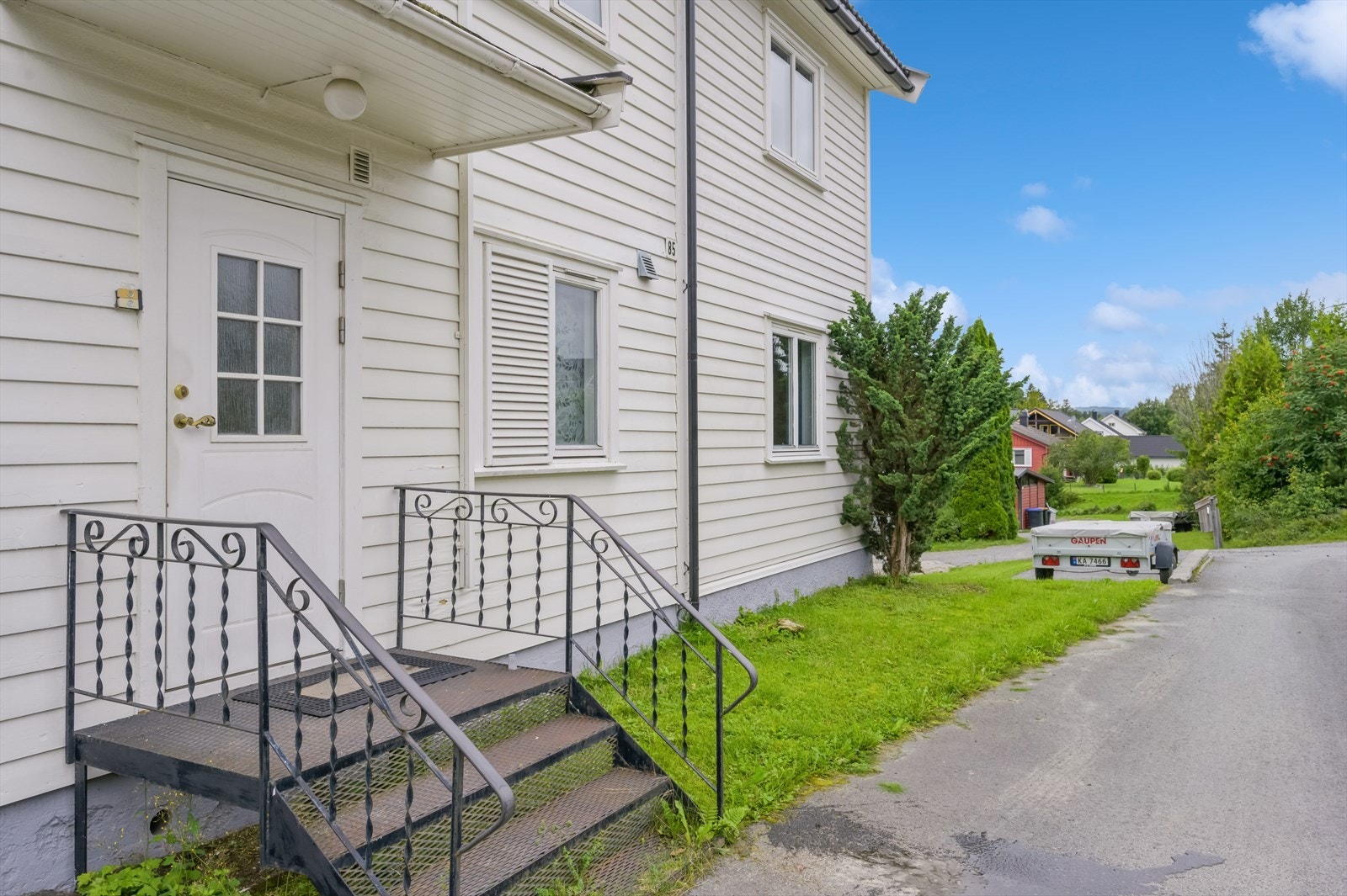 Du ønskes velkommen inn via felles, overbygget inngangsparti. Galleribilde