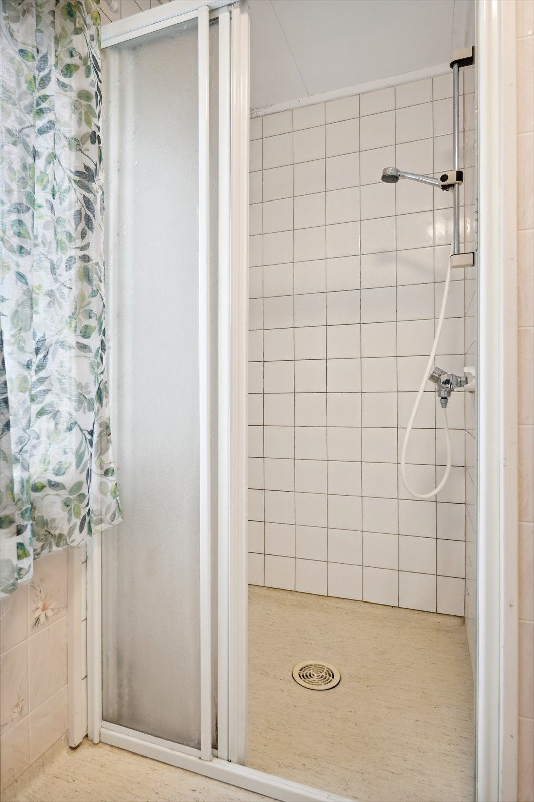 På baderommet har du dusjnisje, servant på baderomsinnredning samt plass og opplegg til vaskemaskin. Galleribilde