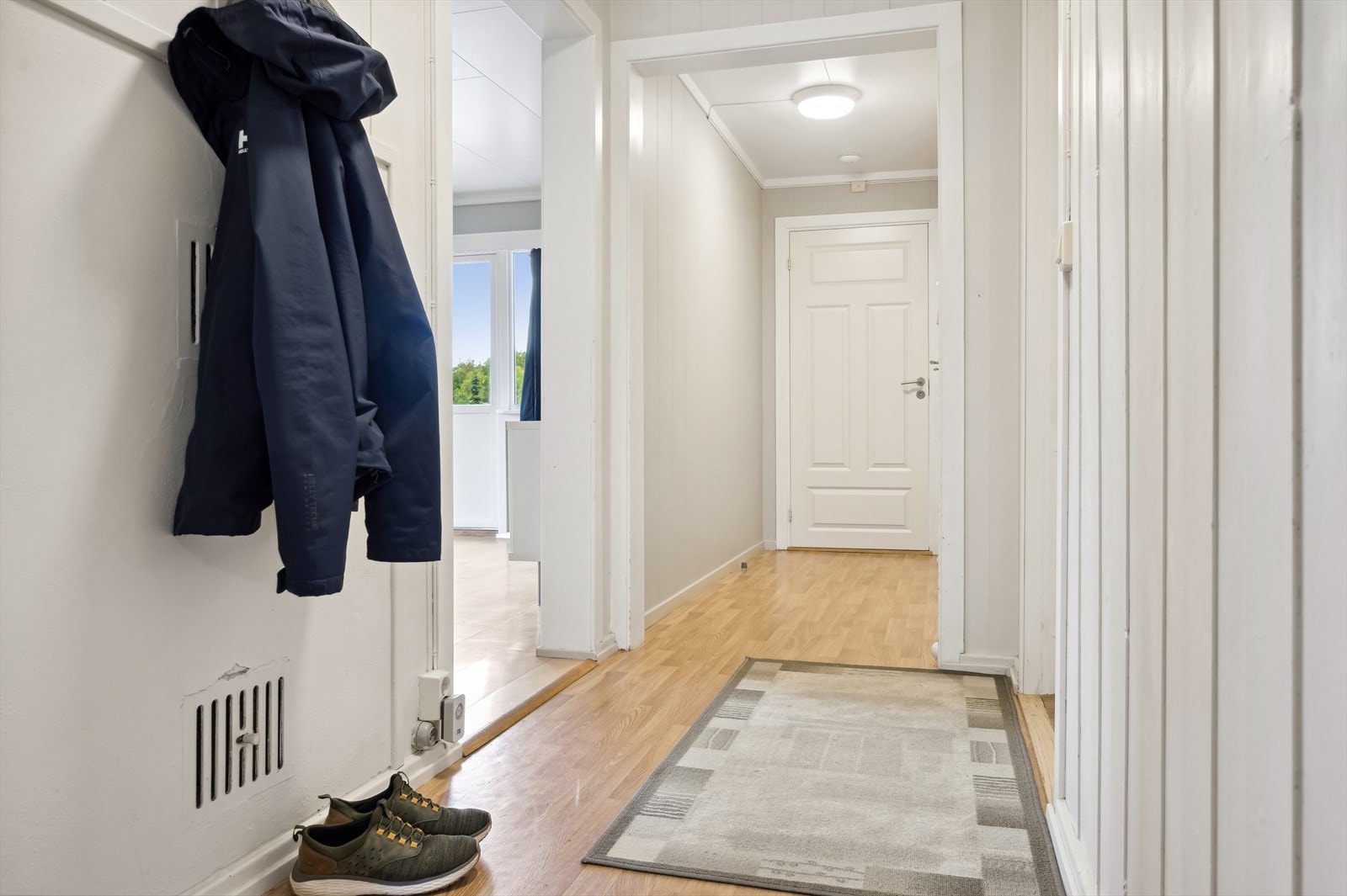 I entréen har du plass til å sette skoene og henge yttertøyet. Galleribilde