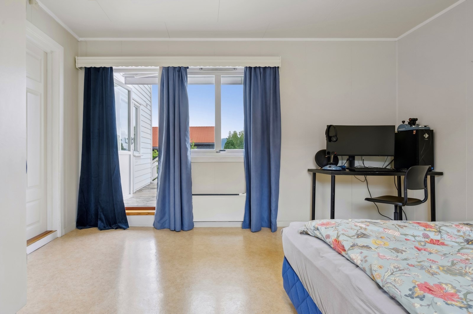 Begge soverommene har plass til både seng og garderobeløsning, dette har også egen utgang til terrassen. Galleribilde