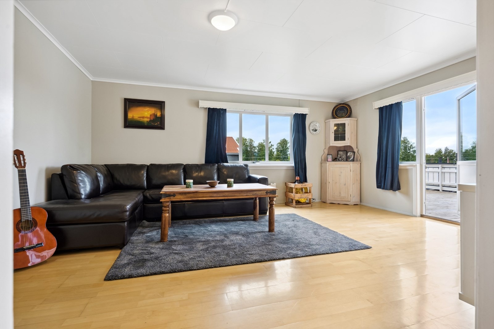 Pen 3-roms eierleilighet i første etasje av halvpart horisontaldelt tomannsbolig. Galleribilde