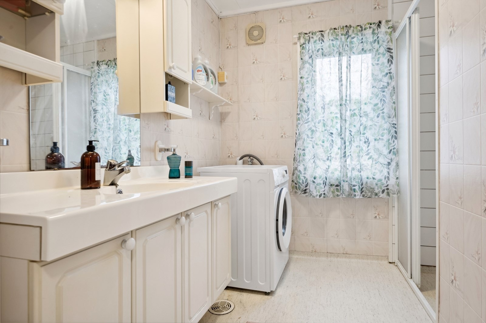 Baderom med eldre standard, som kombineres med vaskerom. Galleribilde