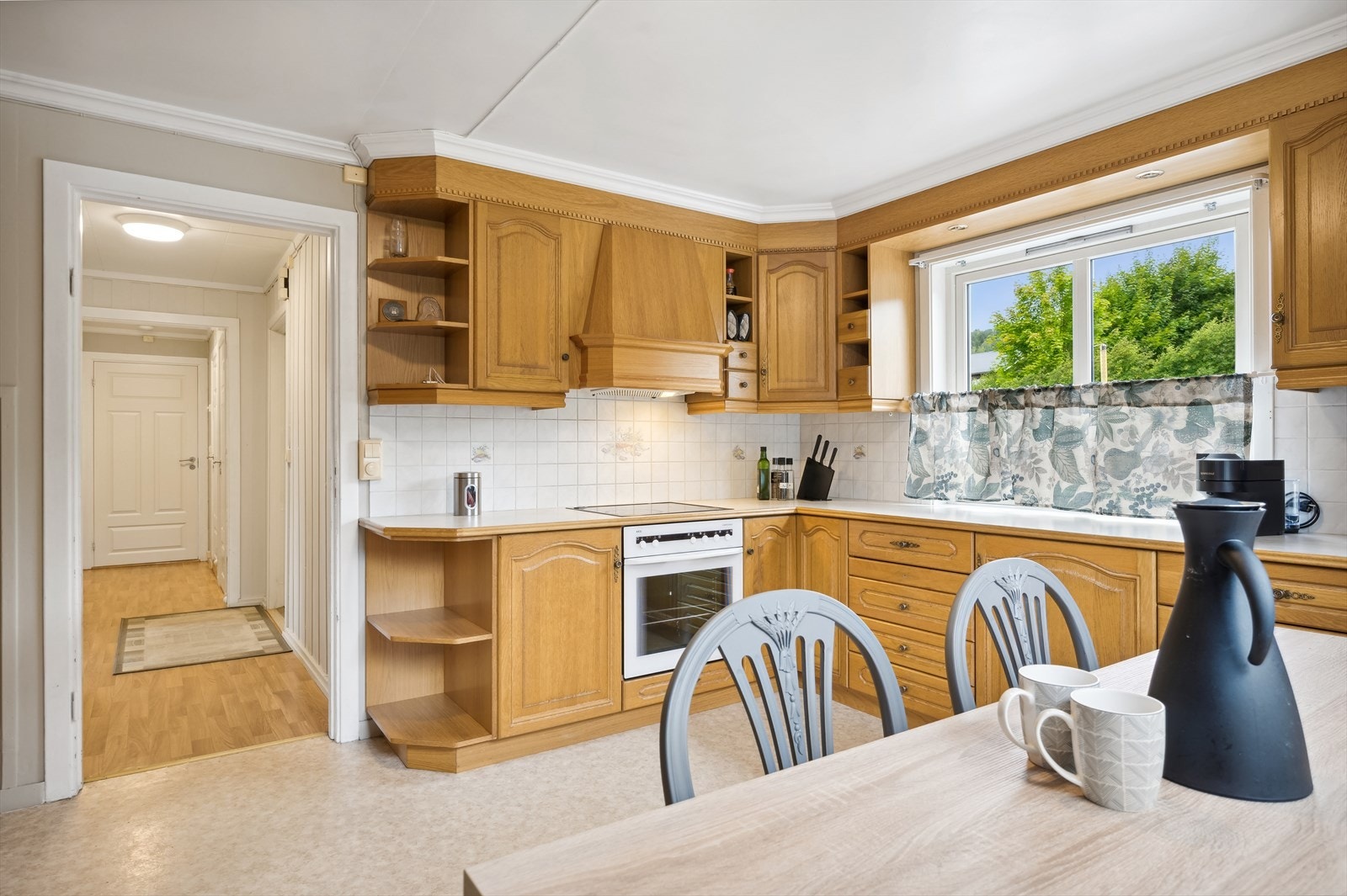 Kjøkkenet er utstyrt med platetopp, stekeovn og oppvaskmaskin, samt plass i innredningen til kjøleskap. Galleribilde