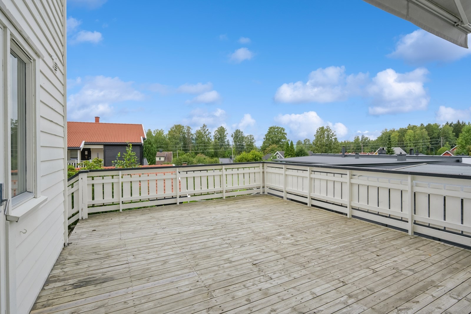 Romslig sør-vest vendt terrasse med trapp ned til felles hageareal. Galleribilde