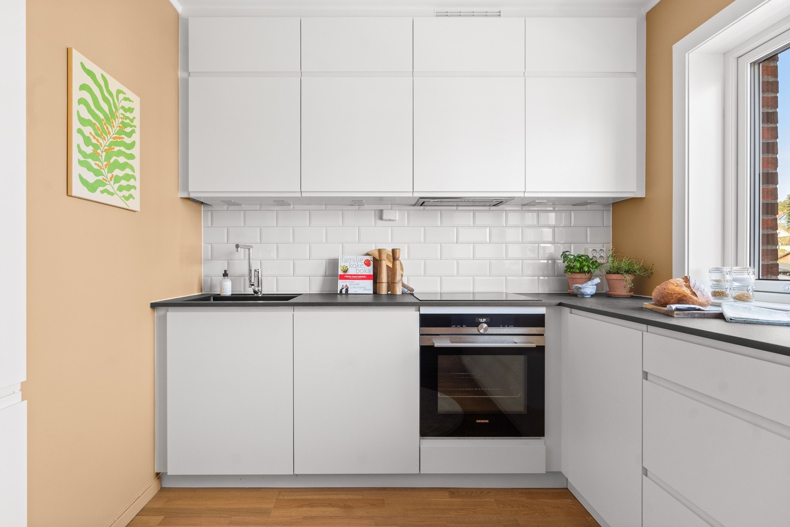 Flott innredning, hvit med glatte fronter fra Kvik Galleribilde