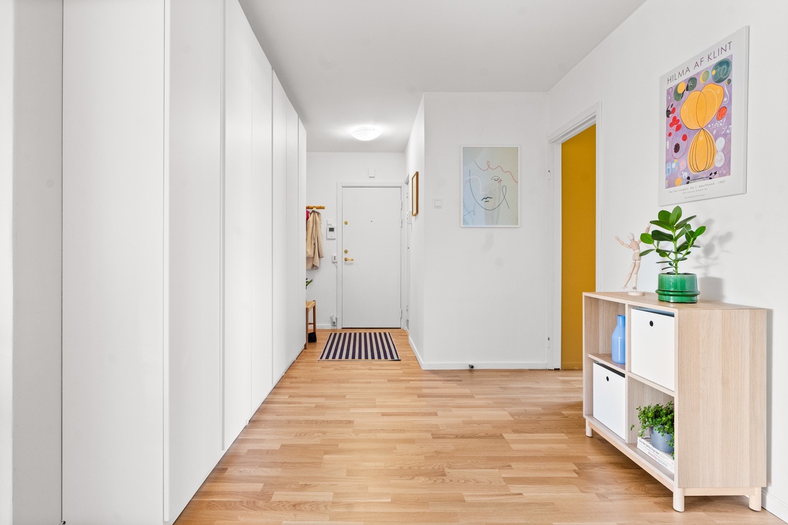Gangen - stor garderobe til venstre. Døren inn til høyre er inngang til kjøkken Galleribilde