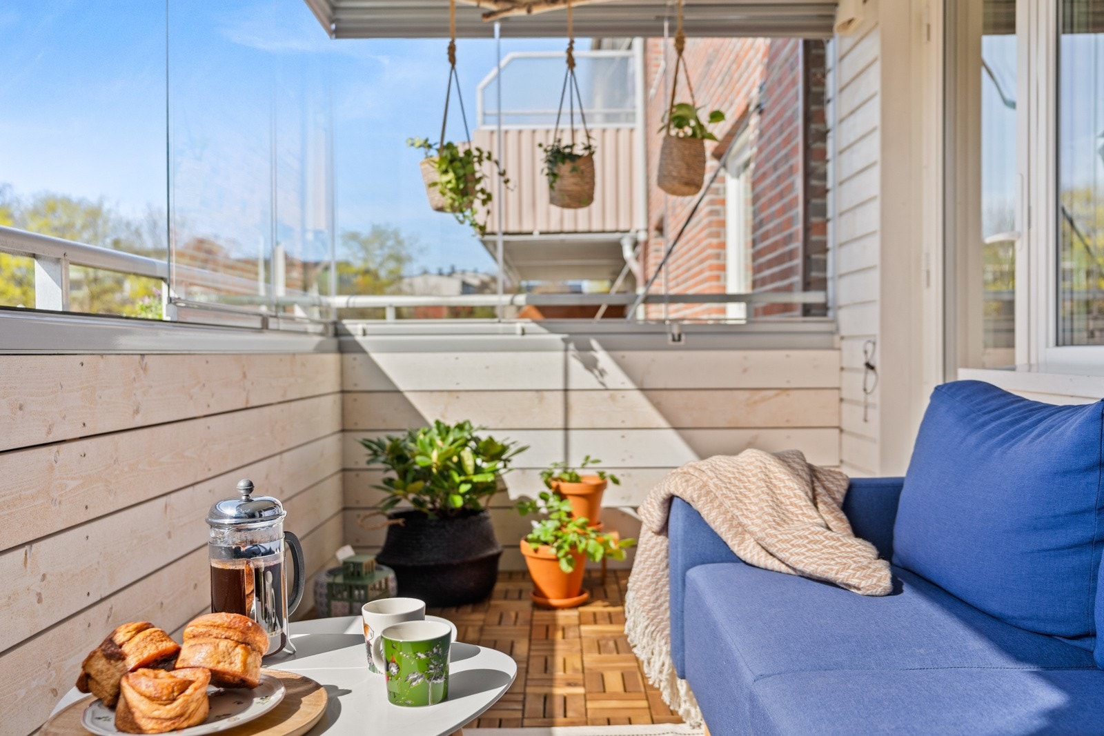 Vestvendt innglasset balkong med gode solforhold! Galleribilde