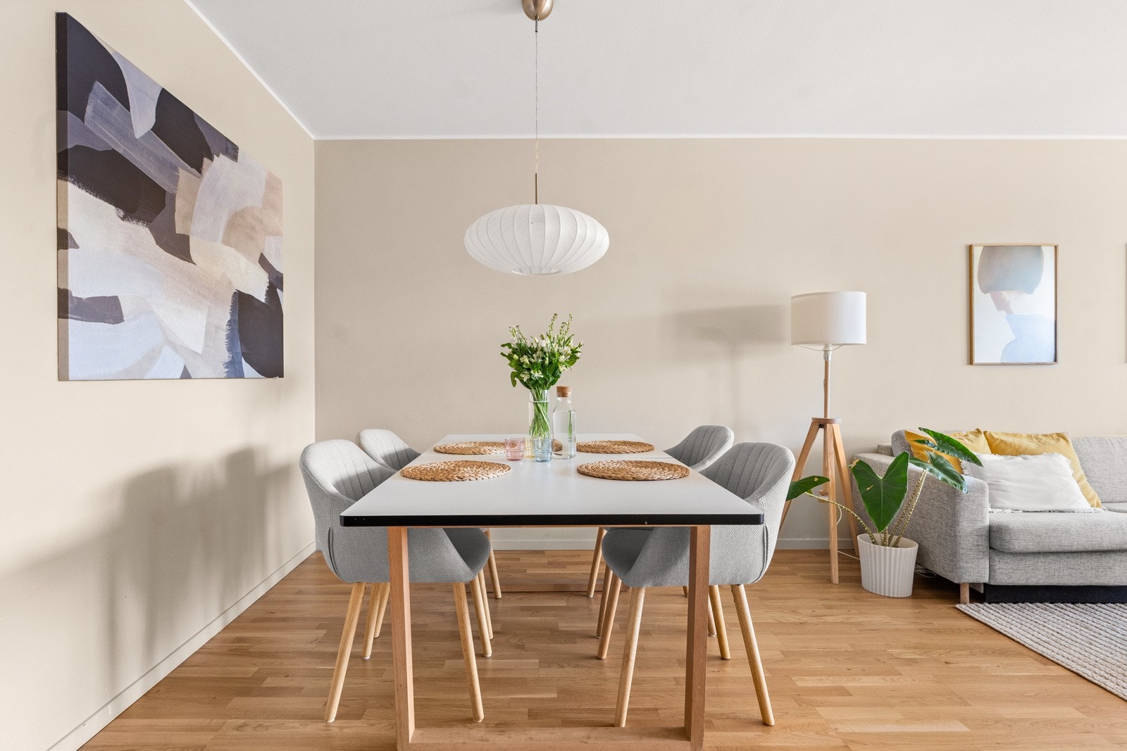 Plass til stor spisestue i stuen Galleribilde