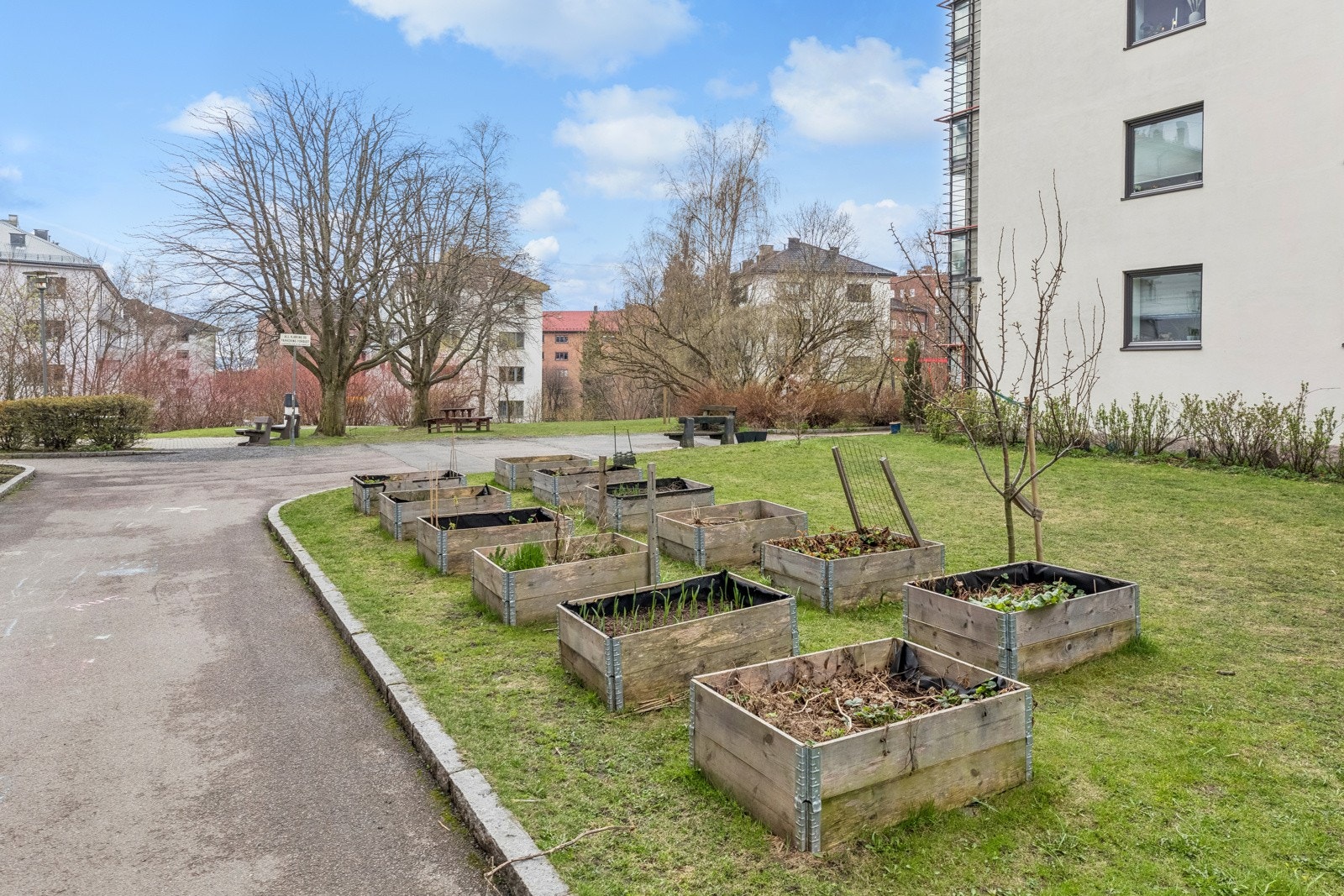 Borettslaget er pent opparbeidet med asfalterte internveier Galleribilde