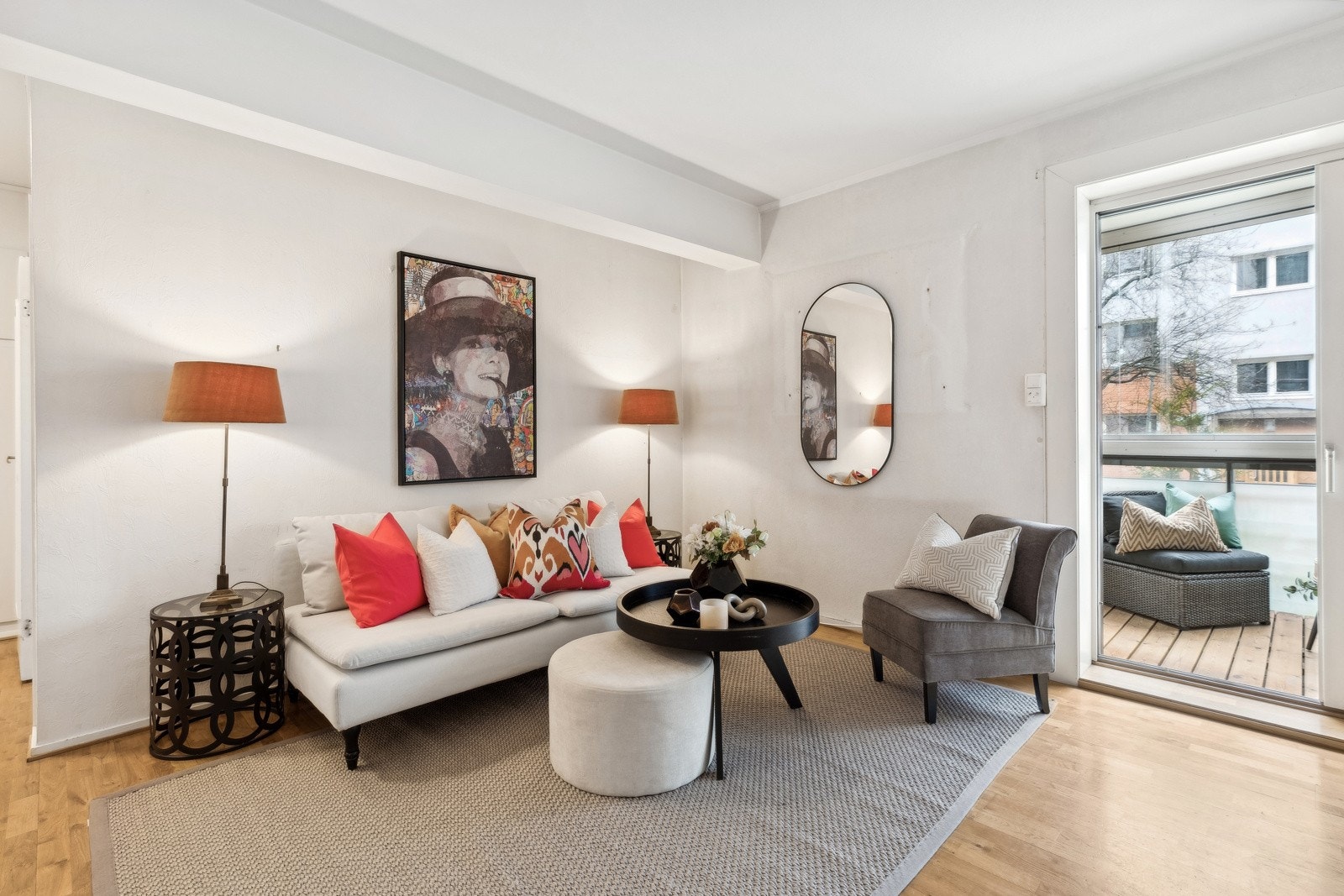 Stue med god plass til sofagruppe Galleribilde