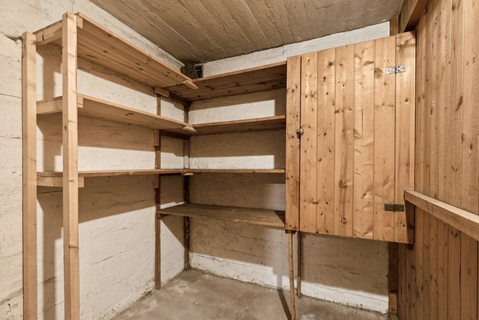 God lagringsplass i kjellerbod Galleribilde