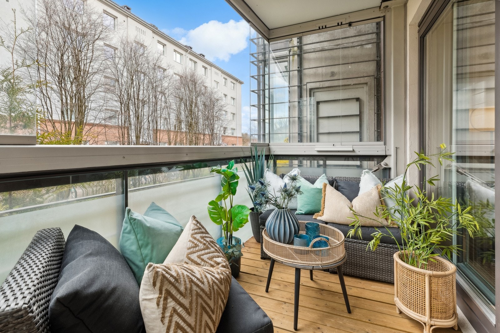 Balkongen har innglassing så man kan velge om man vil ha åpen eller lukket balkong Galleribilde