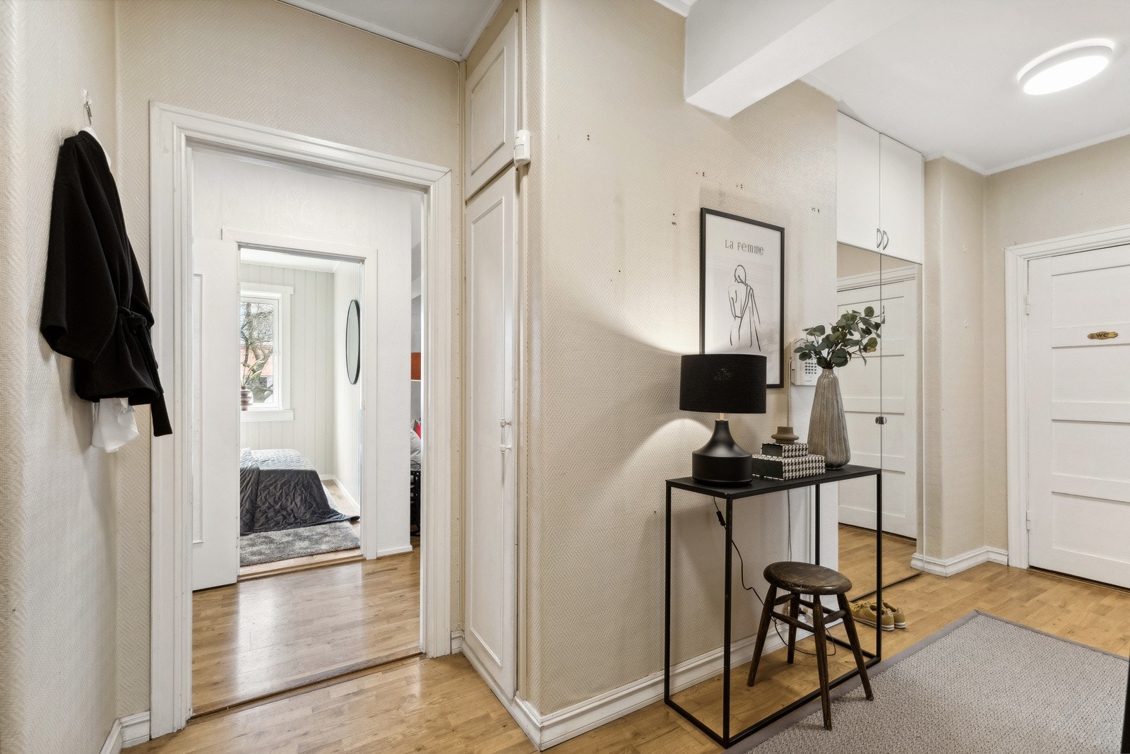 Entré med plassbygd garderobeskap Galleribilde