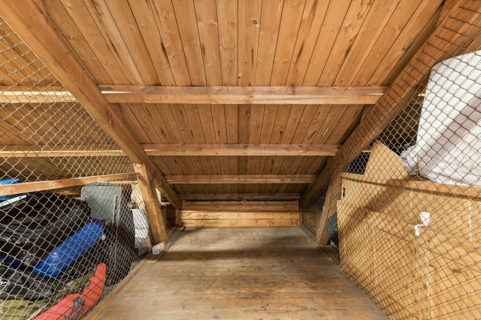 God lagringsplass i loftsbod Galleribilde