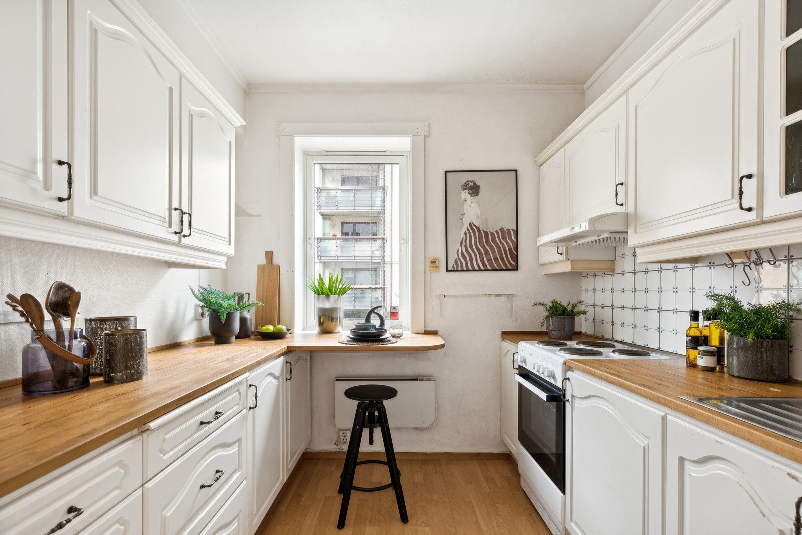 Kjøkken med god skap- og benkeplass Galleribilde