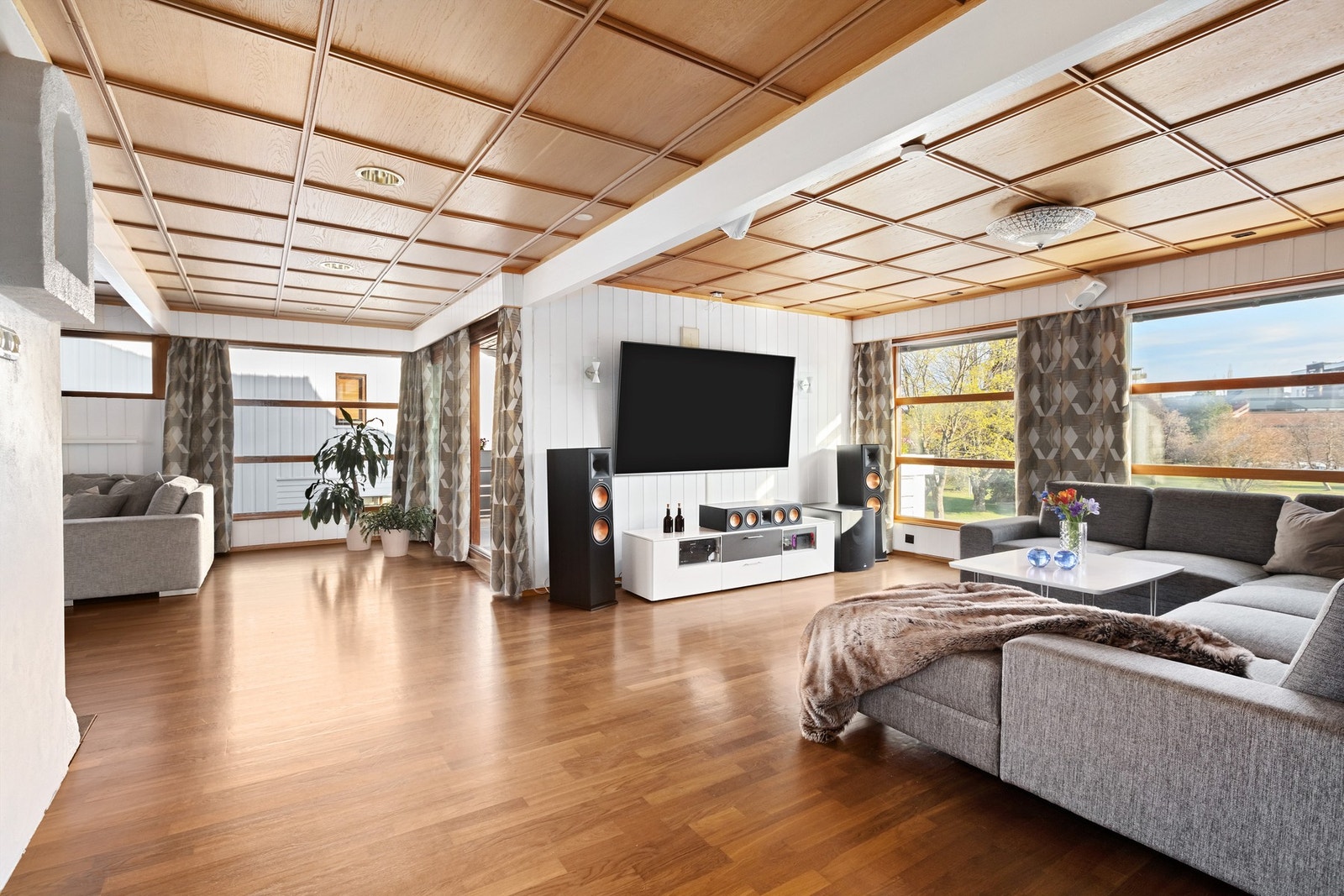 Boligens hovedetasje (2. etg.) rommer stor stue, kjøkken, soverom og bad. Galleribilde