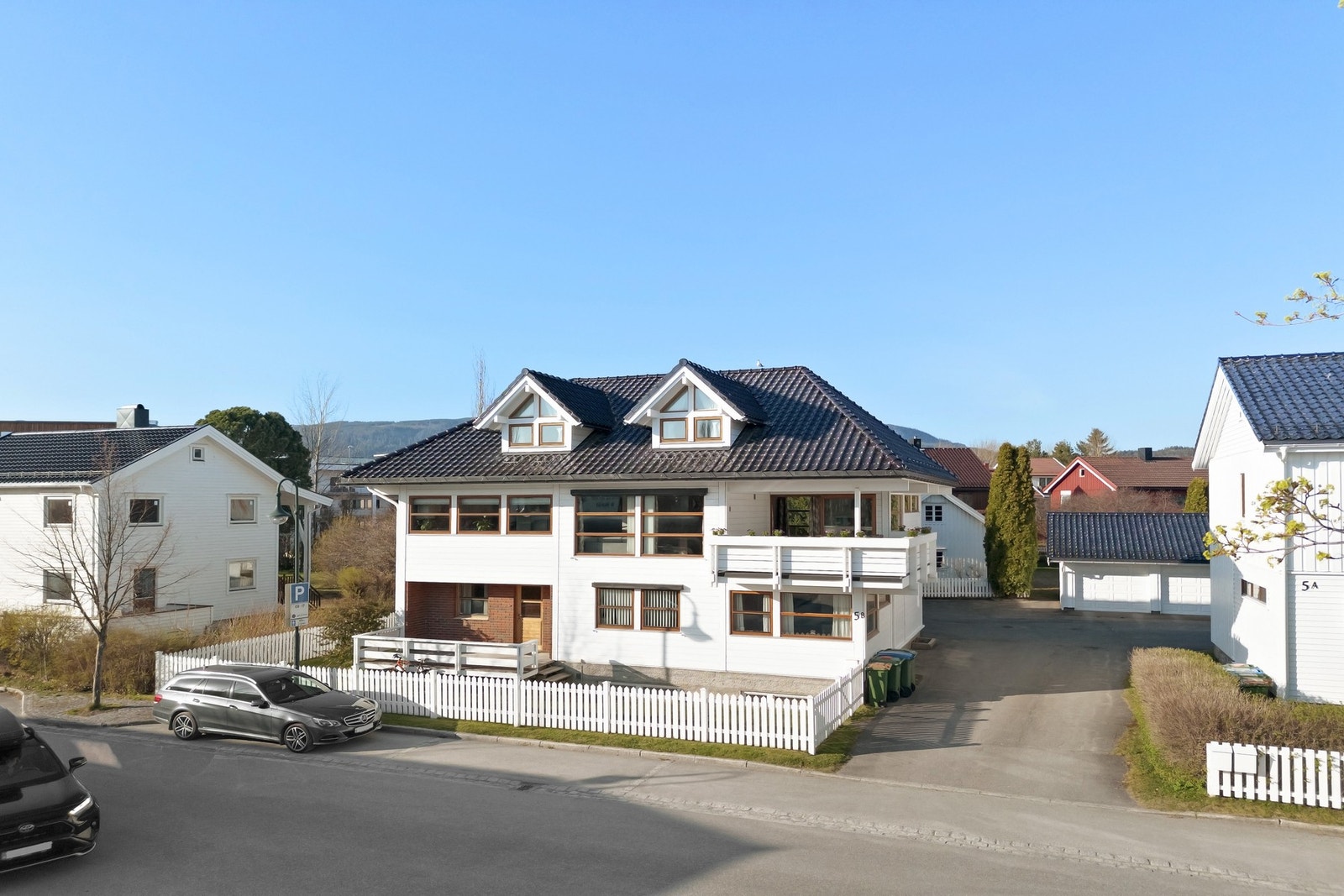 Eksklusive materialvalg og meget godt vedlikeholdt - Glasert teglstein på tak. Galleribilde