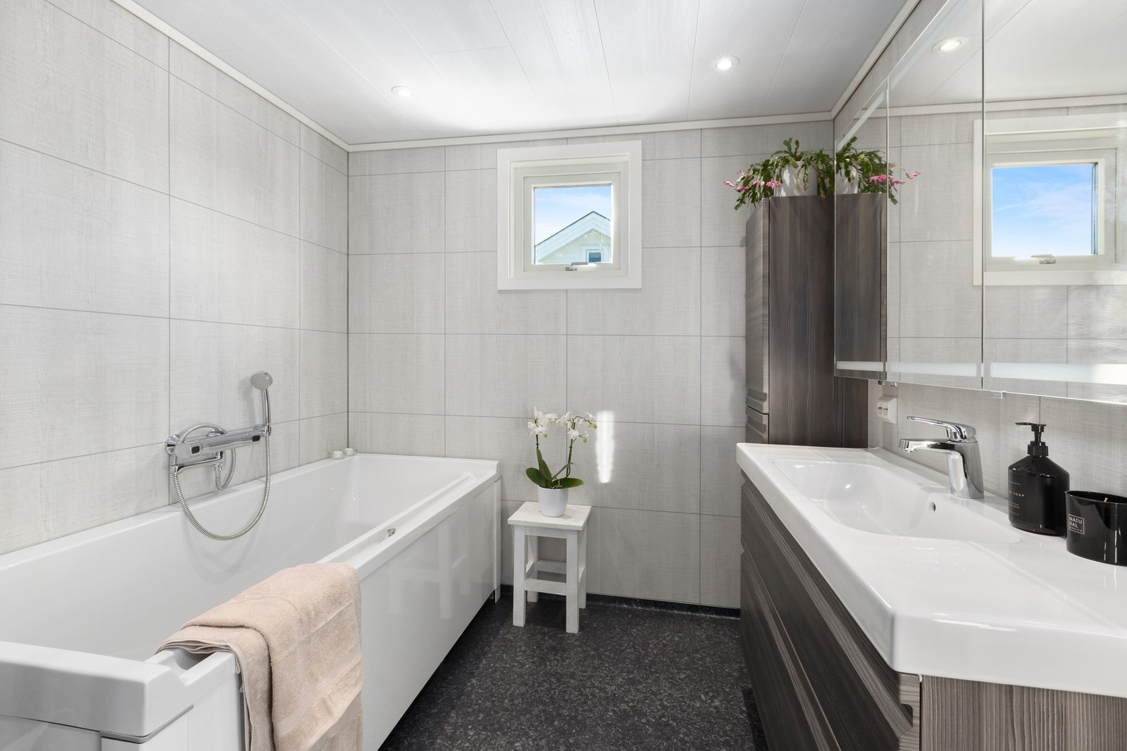 Det er belegg på gulv med gulvvarme og våtromsplater på vegger - Takess og downlights i himling. Galleribilde