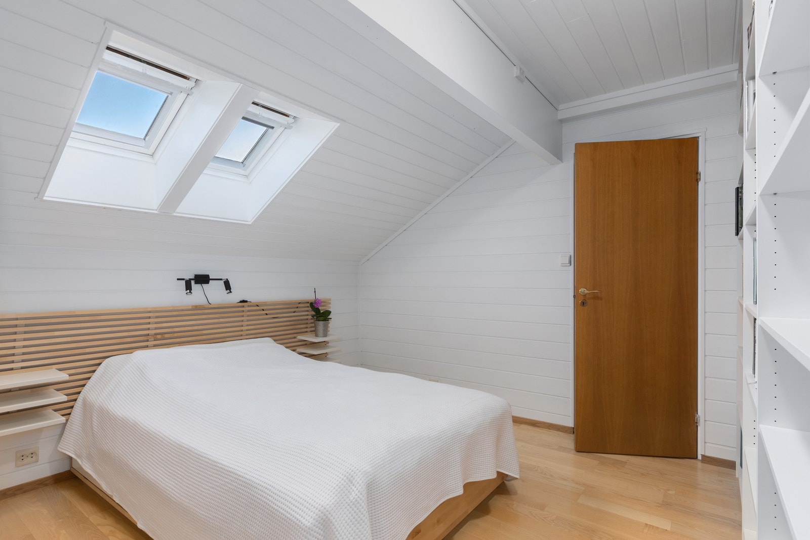 Soverom på 11,5 kvm med rømningsvei via svalgang. Galleribilde