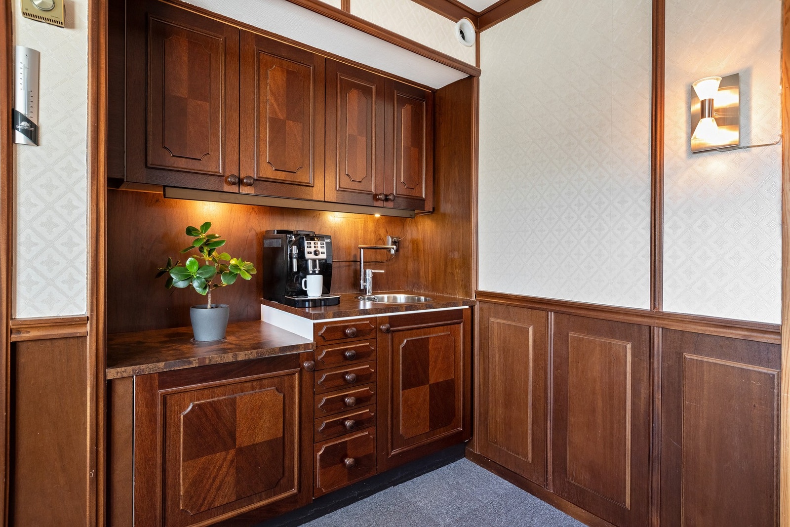 Kontor i 1. etasje innredet med en liten kjøkkenkrok - Servant i skap. Galleribilde