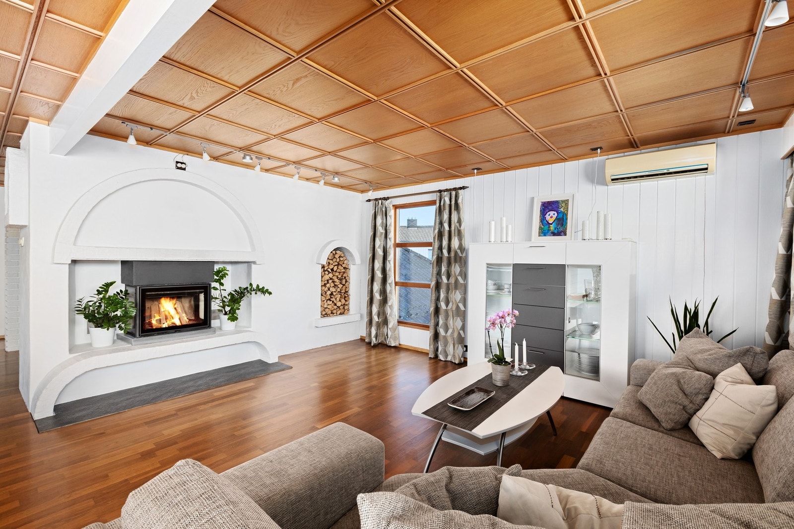 Parkett på gulv, panel og malt overflate på vegger - Trevirke i tak. Galleribilde