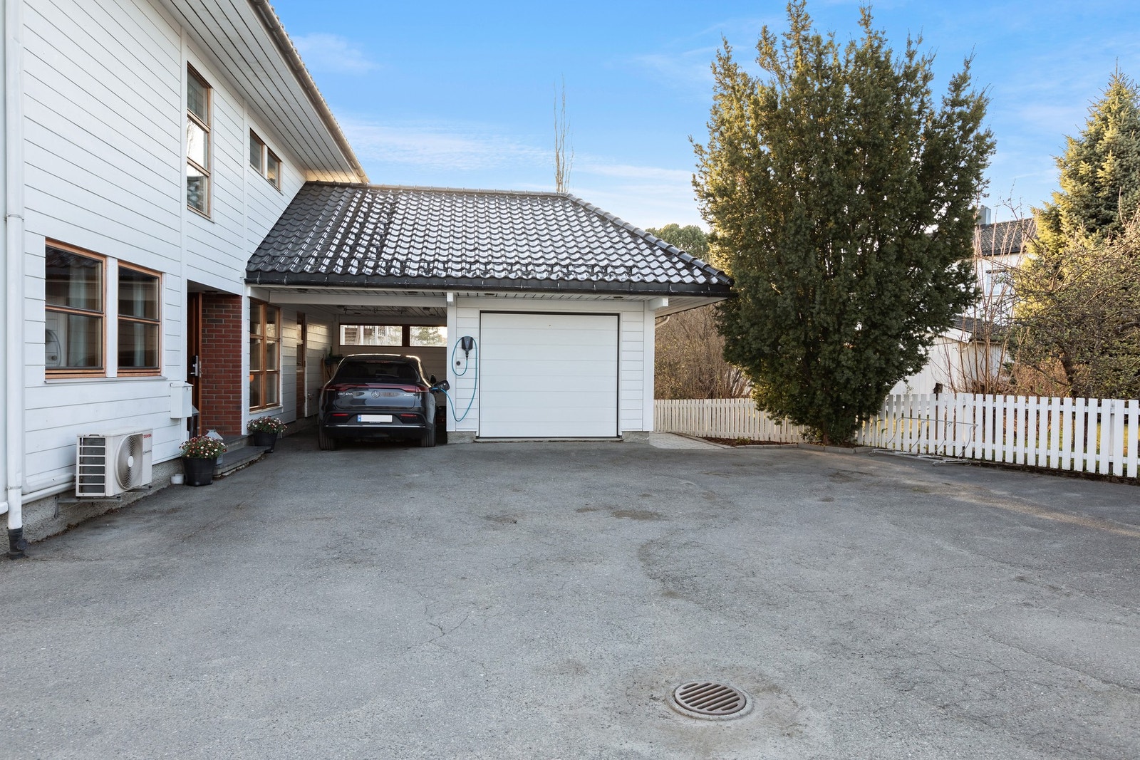 Parkering i garasje og carport med elbil-lader. Galleribilde