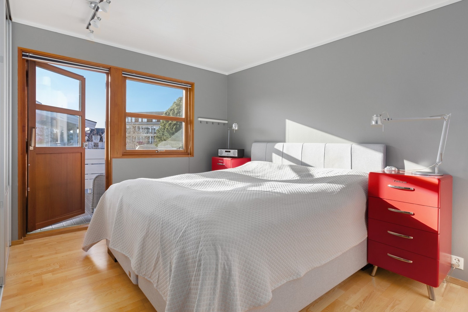 Hovedsoverom på 15 kvm i 2. etasje med utgang til egen veranda. Galleribilde