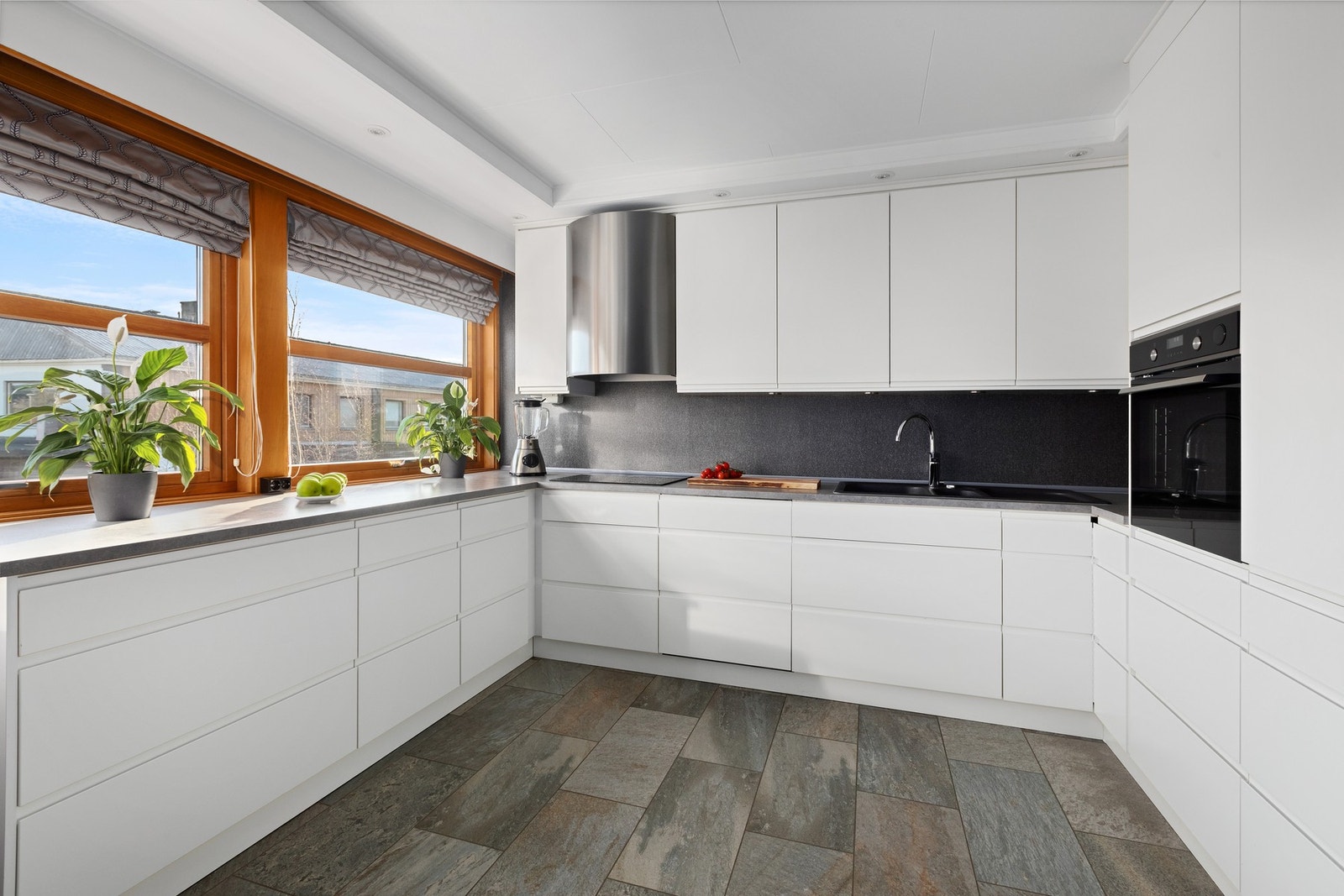 Stilrent kjøkkenet adskilt fra stuen - Utgjør 16 kvm. Galleribilde