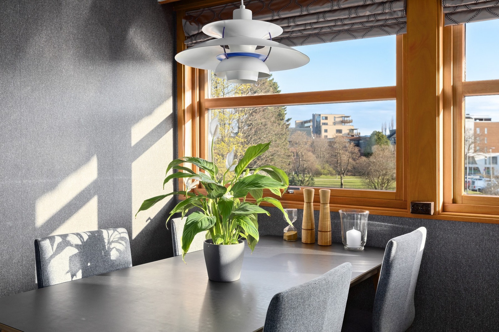 God plass til spisestue ved vinduspost. Galleribilde