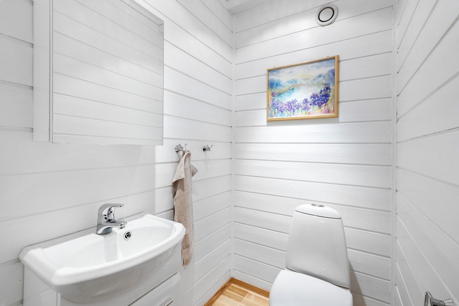 Praktisk toalettrom på loftsetasjen. Galleribilde