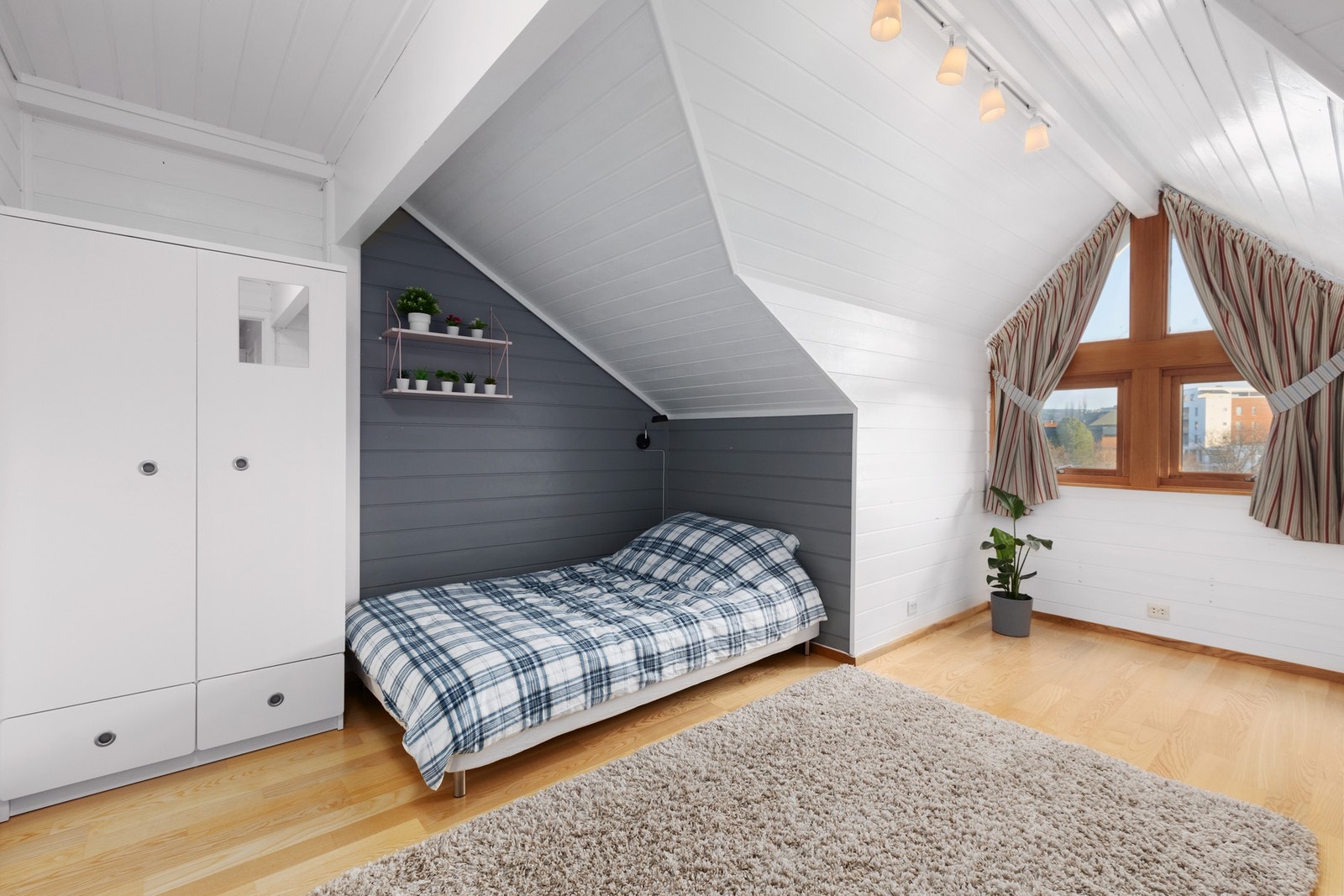 Alle soverom er av gode størrelser - Dette på 14 kvm. Galleribilde