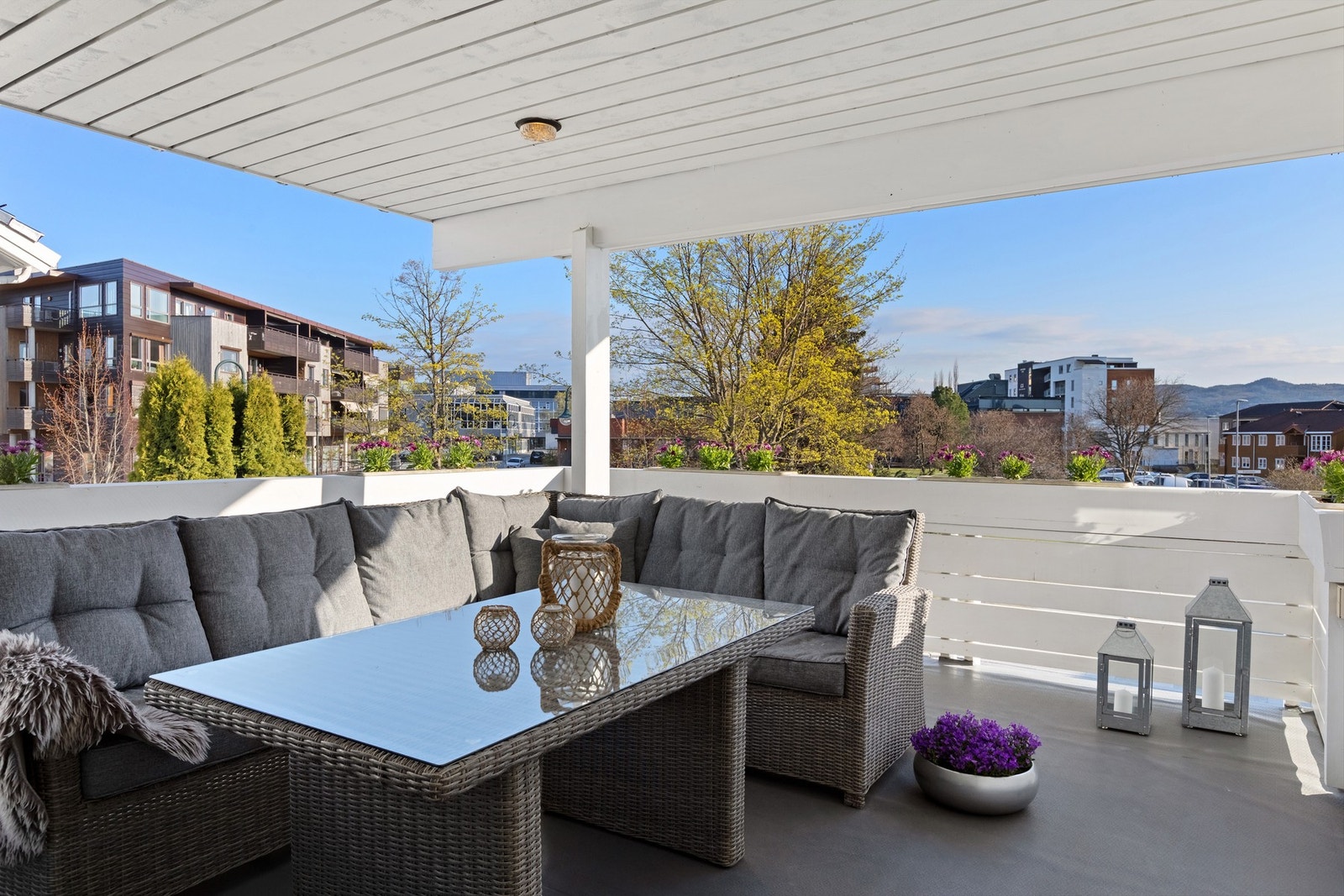 Takoverbygd veranda på 15 kvm vendt mot sør-øst. Galleribilde