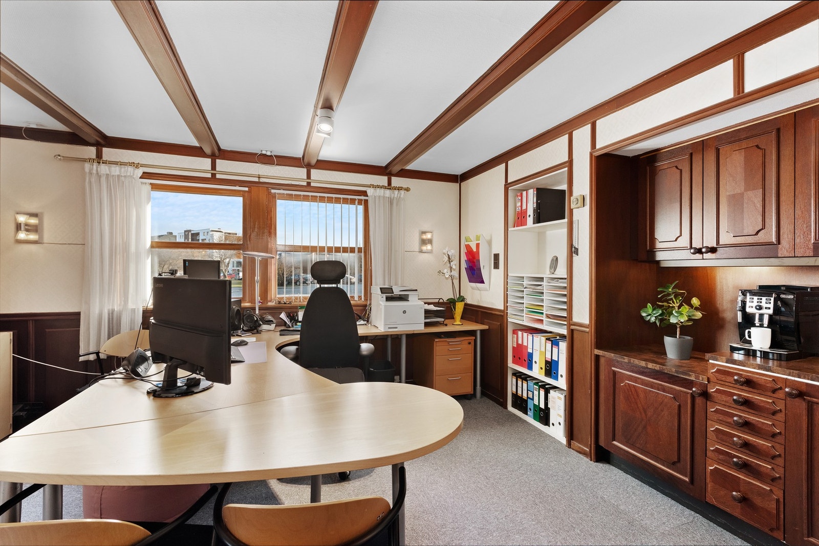 Boligens 1. etasje er i dag innredet med bla. 2 kontor, bad og separat vaskerom. Galleribilde