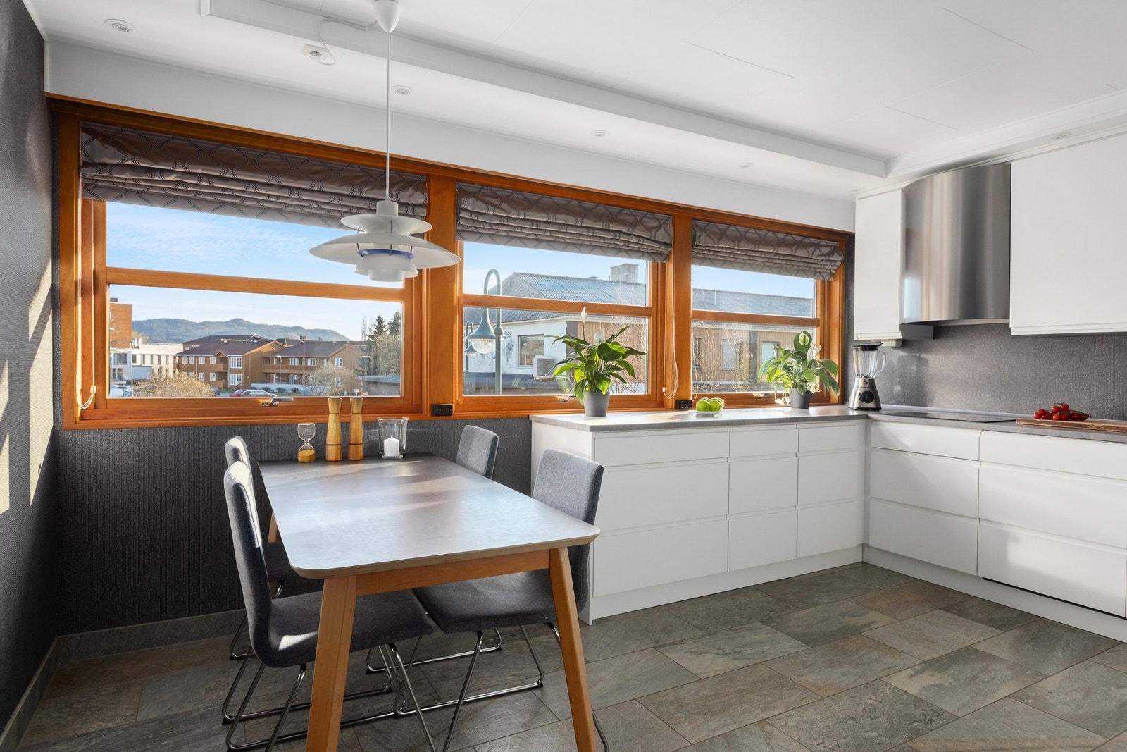 Flis på gulv med gulvvarme og tapet på vegger - Takess i himling. Galleribilde