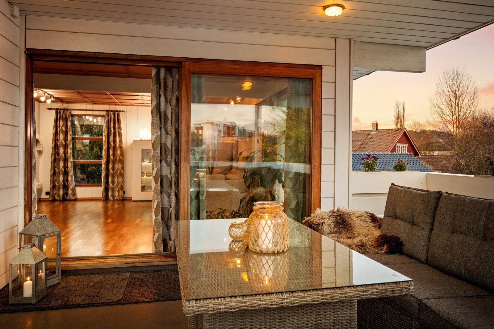 Med store glassflater og skyvedør blir verandaen en naturlig forlengelse av stuen. Galleribilde