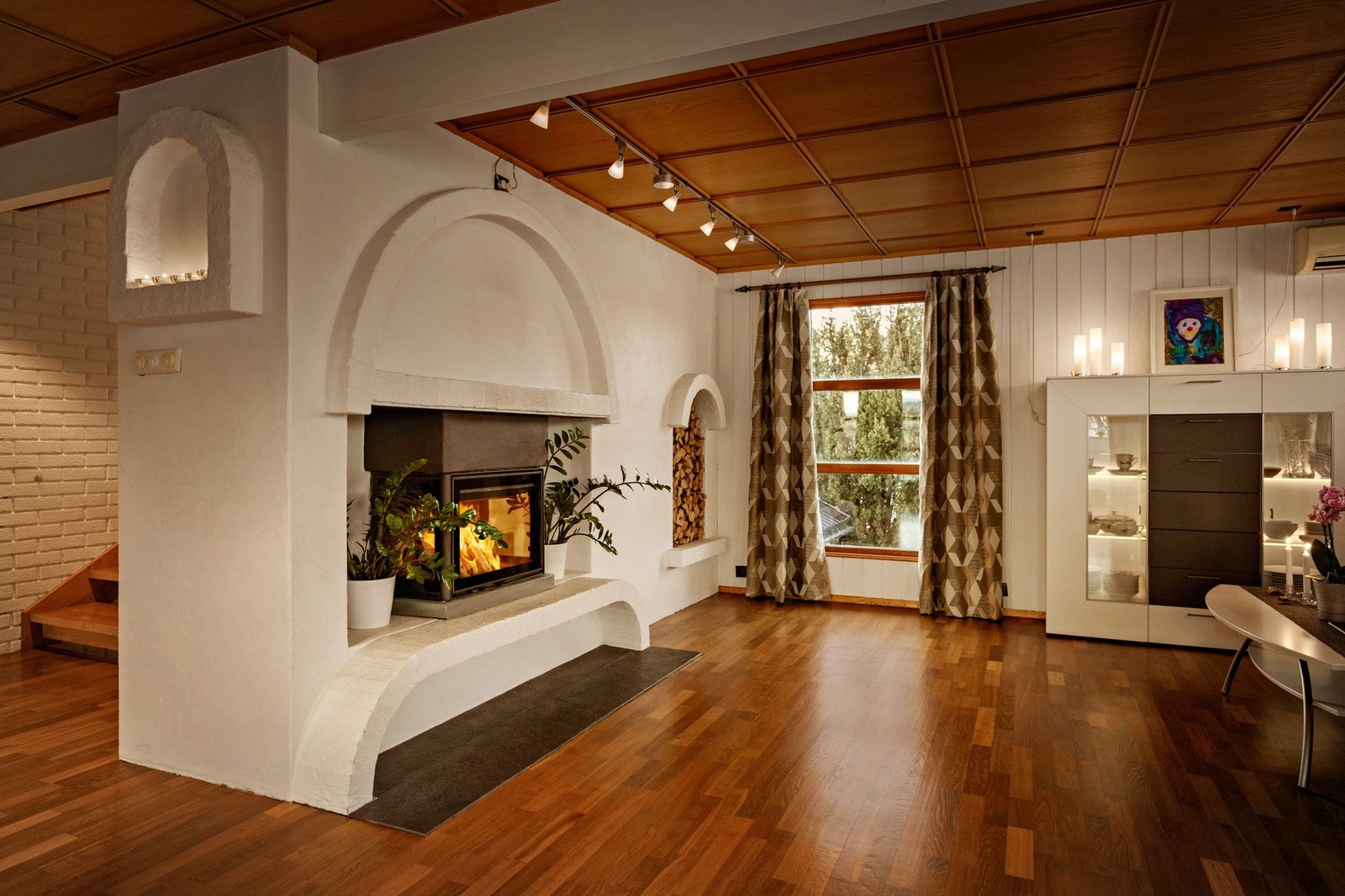 Det er peis og varmepumpe på stuen. Galleribilde