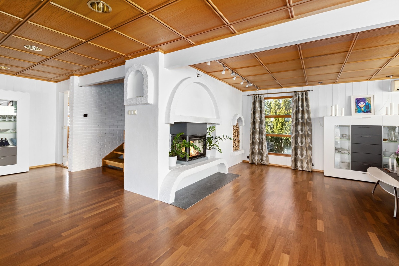 Legg merke til de eksklusive materialvalgene - Vindu av teak og trevirke med spotter i dag. Galleribilde