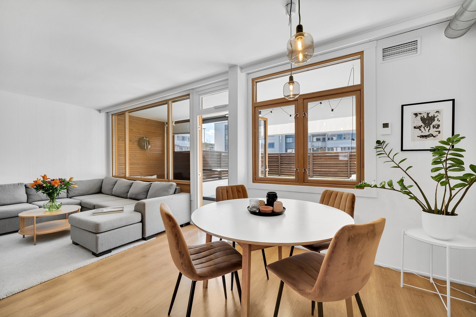 I tilknytning til stuen og kjøkkenet er det plass til spisebord for sosiale sammenkomster. Galleribilde